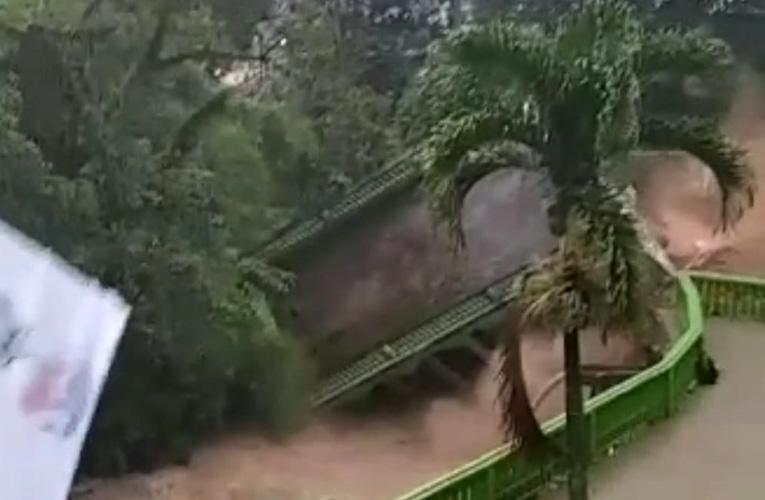 Padangsidimpuan Diguyur Hujan Deras, Bangunan Bertingkat Ambles ke Sungai 