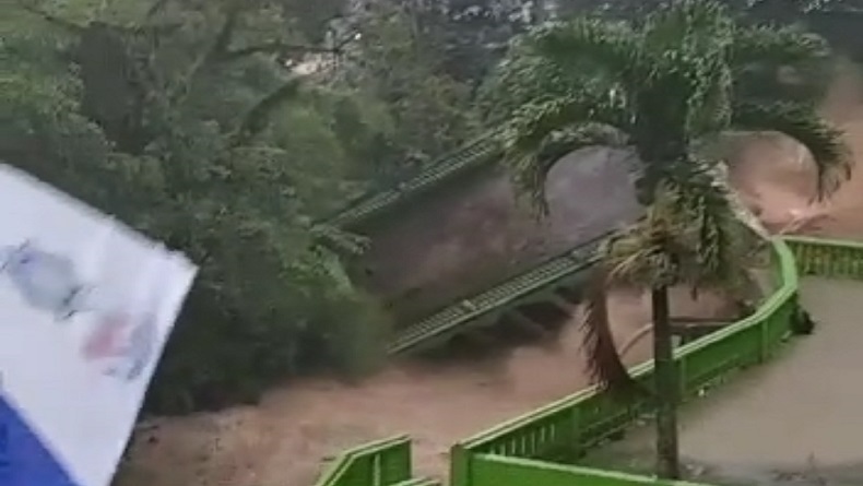 Bangunan Lantai 2 di Padangsidimpuan Ambles ke Sungai Aek Sibontar