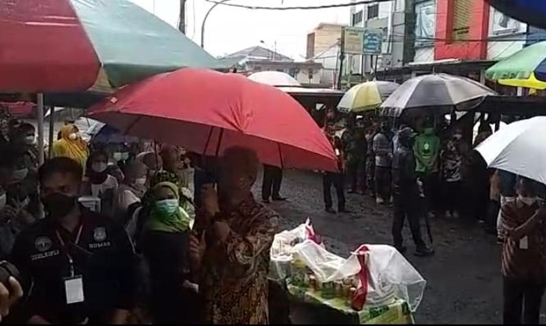 Ganjar Mainan Payung saat Dampingi Jokowi di Pasar Kertek Wonosobo, Warga: Lucu