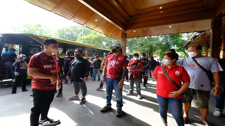 Gibran Lepas Keberangkatan Suporter ke Bogor, Yakin Persis Solo Menang 2-0  