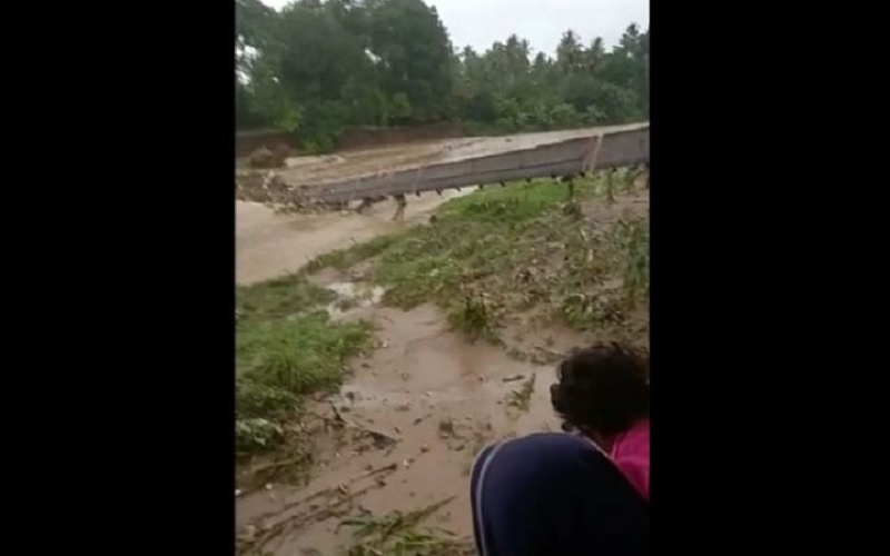title Jembatan Gantung Sepanjang 87 Meter di Tapsel Putus Dihantam Banjir Kiriman Jembatan Gantung Sepanjang 87 Meter di Tapsel Putus Dihantam Banjir Kiriman