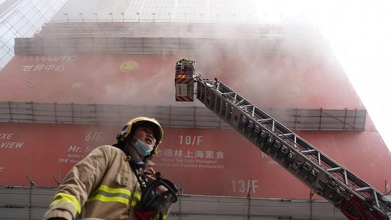 title WTC Hong Kong Terbakar, 1 Orang Luka Puluhan Terperangkap WTC Hong Kong Terbakar, 1 Orang Luka Puluhan Terperangkap