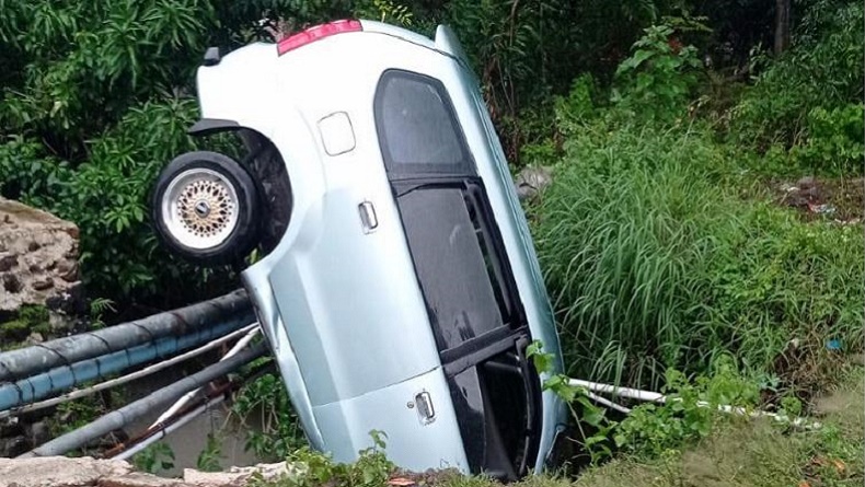 Kecelakaan Tunggal Mobil Masuk Got di Jalan Poros Jeneponto, Diduga Sopir Mengantuk