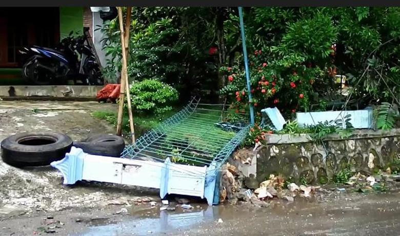 Pengemudi Salah Injak Rem, Mobil Hantam Pagar Rumah di Jalur Wisata Pantai Selatan