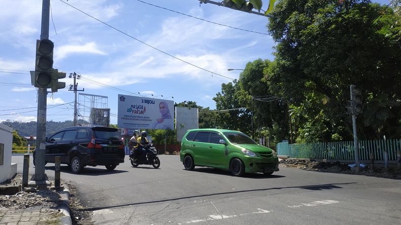 Kabel Traffic Light Dimaling, Lalu Lintas di Lampu Merah Padang Semrawut