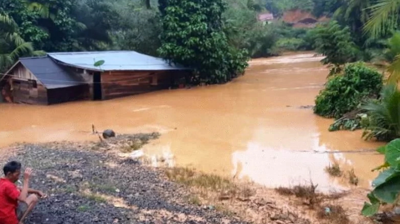 2 Rumah di Solok Selatan Hanyut Diterjang Banjir Bandang