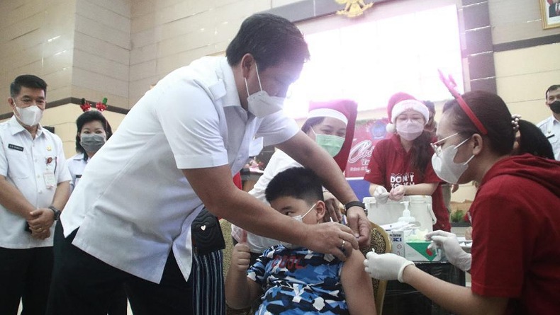 Ada Santa Claus Bagi-bagi Bingkisan saat Vaksinasi Anak di Manado