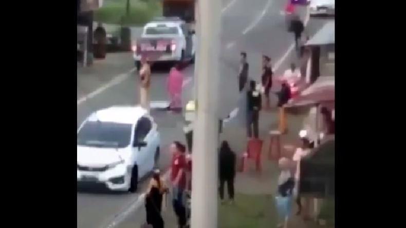 title Viral Mobil Polisi Cuma Lewat Ada Korban Kecelakaan di Tengah Jalan, Warga Bengong Viral Mobil Polisi Cuma Lewat Ada Korban Kecelakaan di Tengah Jalan, Warga Bengong