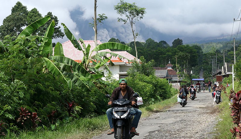 Gunung Semeru Kembali Erupsi, Warga dan Relawan Panik - Bagian 1