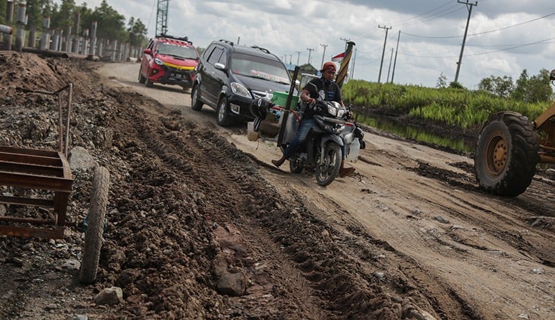 Jalan Trans Kalimantan Rusak akibat Banjir Selama Tiga Pekan - Bagian 3