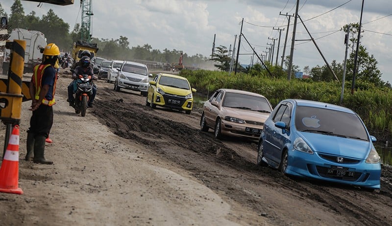 Jalan Trans Kalimantan Rusak akibat Banjir Selama Tiga Pekan - Bagian 2