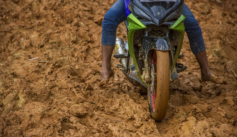 Tanah Longsor Tutup Jalan Antardesa, Ratusan Jiwa Terancam Terisolasi - Bagian 3