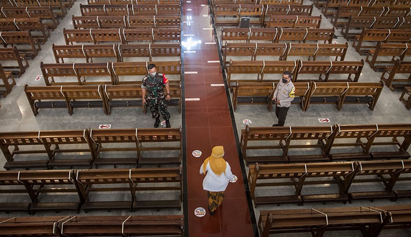Petugas Gabungan Cek Penerapan Prokes di Gereja Jelang Hari Natal - Bagian 2