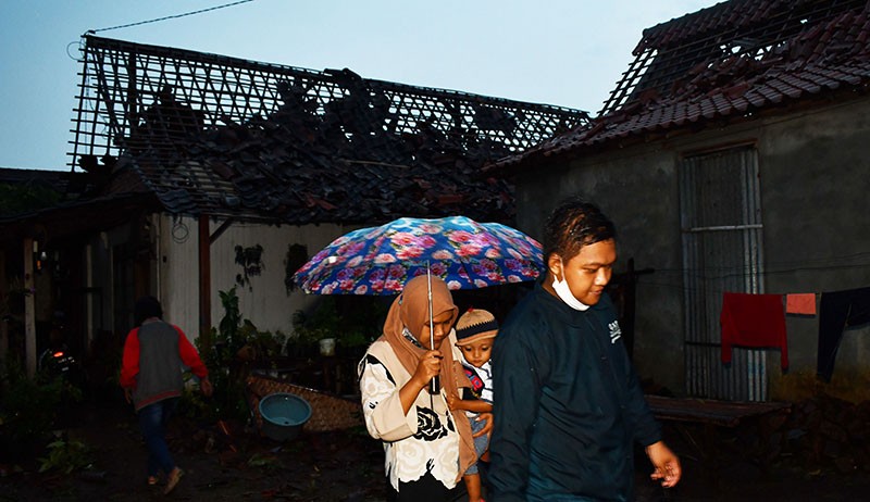 Ratusan Rumah Rusak akibat Puting Beliung di Madiun - Bagian 2