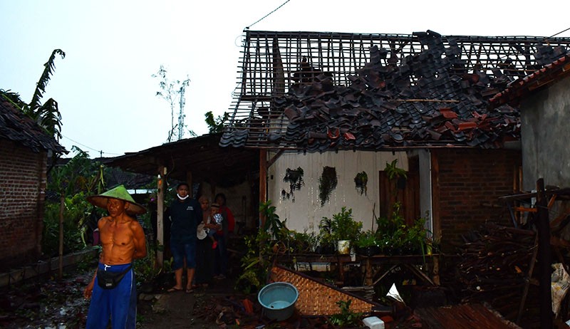 Ratusan Rumah Rusak akibat Puting Beliung di Madiun - Bagian 1