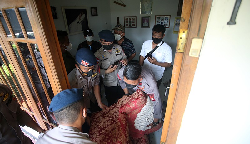 Pengosongan Rumah Dinas Polri, Personel Brimob Keluarkan Barang Milik Penghuni - Bagian 2