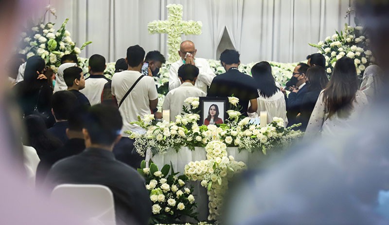 Isak Tangis Keluarga Pecah sebelum Laura Anna Dikremasi - Bagian 2