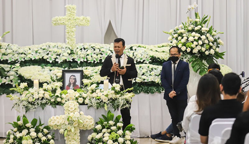 Isak Tangis Keluarga Pecah sebelum Laura Anna Dikremasi - Bagian 4