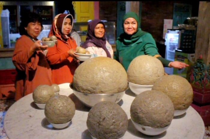 Heboh, Bakso Raksasa Seukuran Bola Bikin Konsumen Penasaran