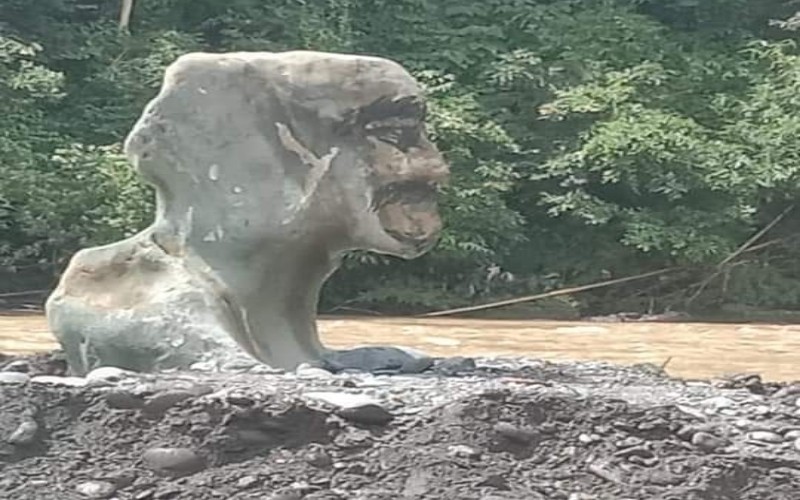 title Heboh Batu Mirip Manusia Muncul di Tengah Sungai Musi, Warga Kaitkan Cerita Si Pahit Lidah Heboh Batu Mirip Manusia Muncul di Tengah Sungai Musi, Warga Kaitkan Cerita Si Pahit Lidah