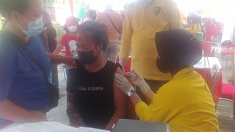 Pakai Kaos Bertuliskan Ibu Negara, Gadis Belia Ini Sita Perhatian saat Vaksinasi Covid-19 di Semarang