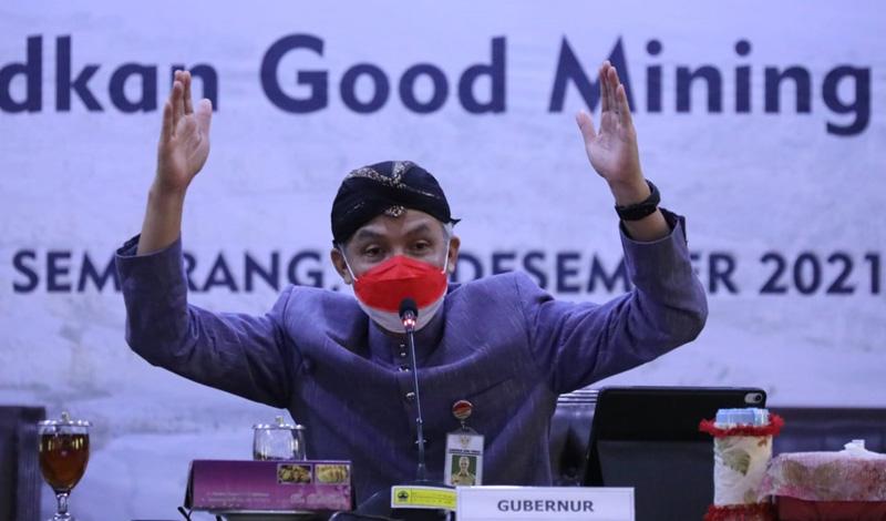 Malam Tahun Baru, Ganjar Imbau Warga Jateng Tetap di Rumah dan Berdoa bersama Keluarga