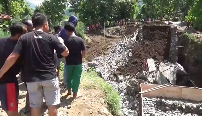 title Proyek Jembatan Mijil Ponorogo Ambruk, 2 Pekerja Tewas Tertimbun Material Proyek Jembatan Mijil Ponorogo Ambruk, 2 Pekerja Tewas Tertimbun Material