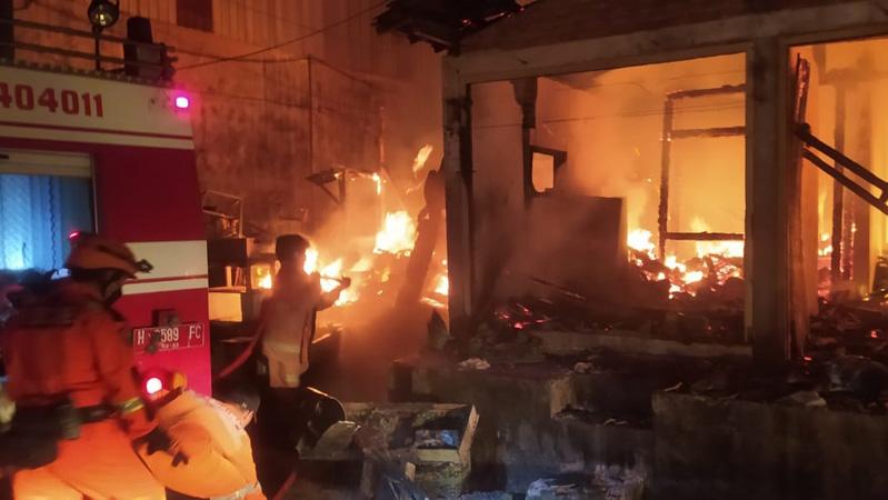 Diduga Korsleting, Rumah Warga di Argopuro Salatiga Ludes Terbakar