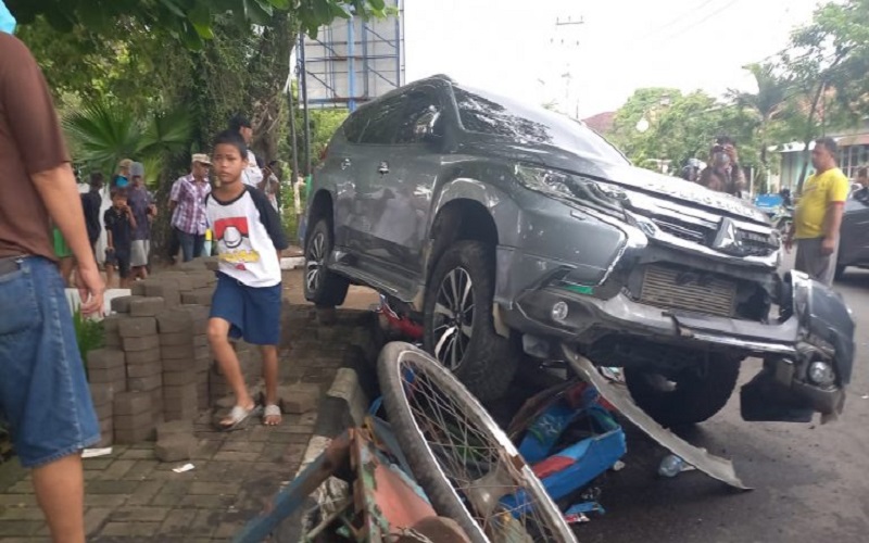 Kesaksian Warga saat Pajero Sport Oleng Tabrak dan Seret 4 Becak di Palembang