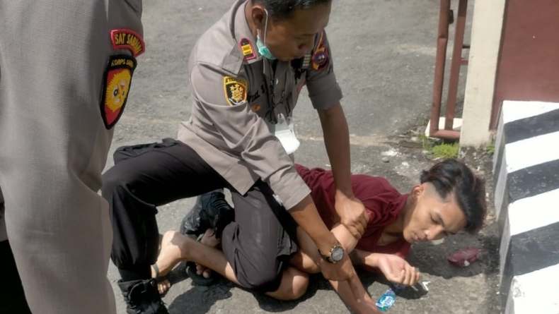 Lewat Acara Sosialisasi Vaksin Polisi sambil Ngebut, Pemuda Ini Ternyata Bawa Sabu