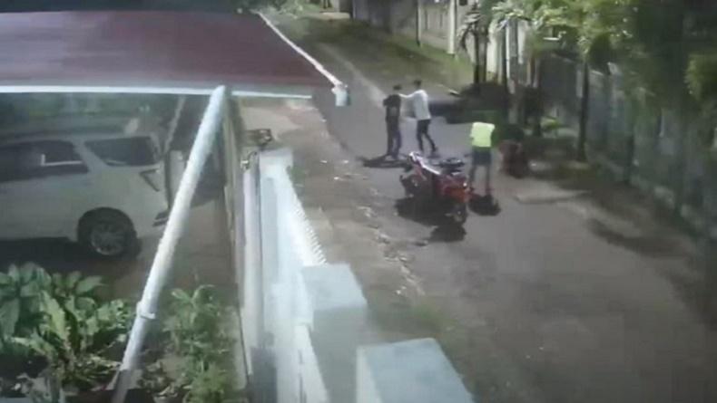 Terekam CCTV Detik-Detik Pria di Makassar Dikeroyok 4 Orang sampai Tewas