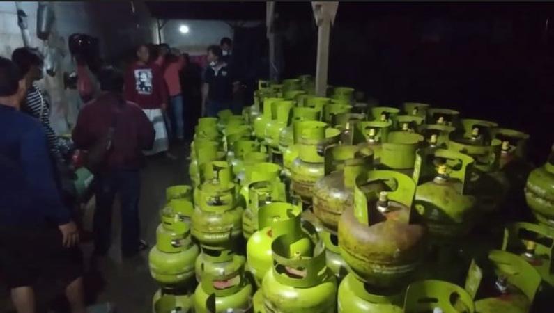 title TNI-Polri Gerebek Gudang Penyimpanan Gas Elpiji Subsidi Ilegal di Jepara, Sita Ratusan Tabung TNI-Polri Gerebek Gudang Penyimpanan Gas Elpiji Subsidi Ilegal di Jepara, Sita Ratusan Tabung