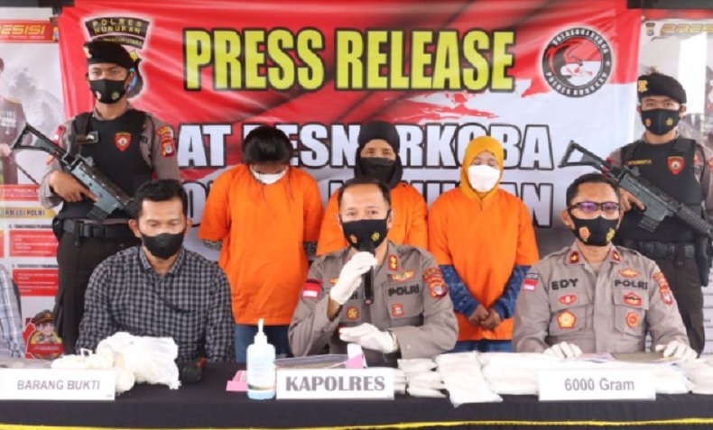 3 Perempuan Selundupkan 6 Kg Sabu dari Malaysia, Dililit Lakban di Dada dan Perut