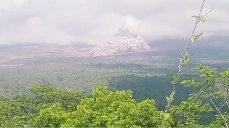 Gunung Semeru Kembali Erupsi Kamis Pagi, Petugas Dan Relawan Panik ...