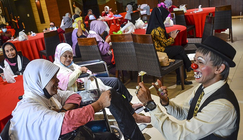 Potret Puluhan Lansia Dihibur Badut Tasikmalaya - Bagian 1