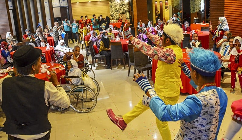 Potret Puluhan Lansia Dihibur Badut Tasikmalaya - Bagian 2