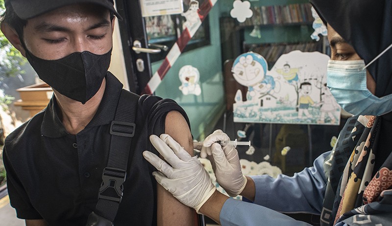 Covid-19 Varian Omicron Masuk Indonesia, Presiden Ajak Masyarakat Segera Vaksin - Bagian 1