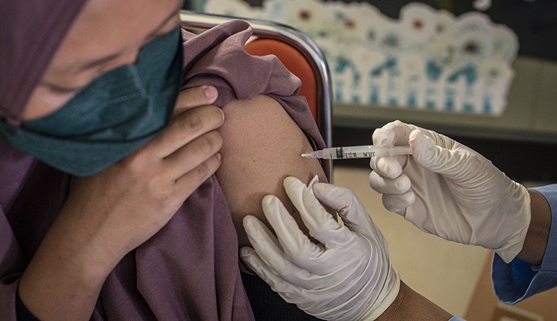 Covid-19 Varian Omicron Masuk Indonesia, Presiden Ajak Masyarakat Segera Vaksin - Bagian 2