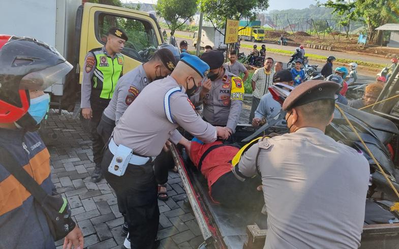 title Begini Aksi Sigap Anggota Dalmas Polda Jateng Tolong Korban Kecelakaan Begini Aksi Sigap Anggota Dalmas Polda Jateng Tolong Korban Kecelakaan