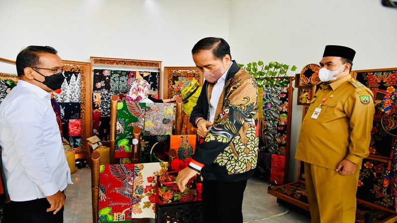 title Penjaga Gerai UKM di Blora Ini Terkejut Dagangannya Dibeli Presiden Jokowi Penjaga Gerai UKM di Blora Ini Terkejut Dagangannya Dibeli Presiden Jokowi