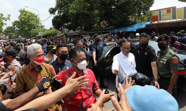Momen Jokowi dan Ganjar Dikerumuni Ratusan Warga Blora, Paspampres Sigap