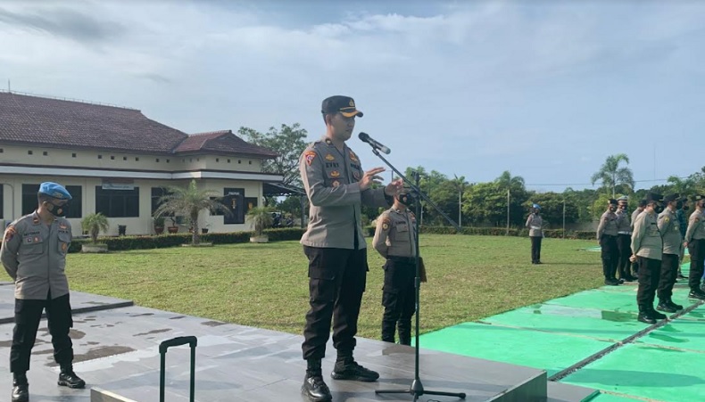 title Kawal Kedatangan Mensos Risma, Polres Bangka Barat Kerahkan 210 Personel Kawal Kedatangan Mensos Risma, Polres Bangka Barat Kerahkan 210 Personel