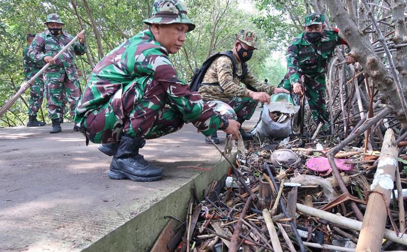 Kodim 0733 Kerahkan Prajurit Raider dan Arhanud Bersihkan Sampah di Pantai Mangunharjo