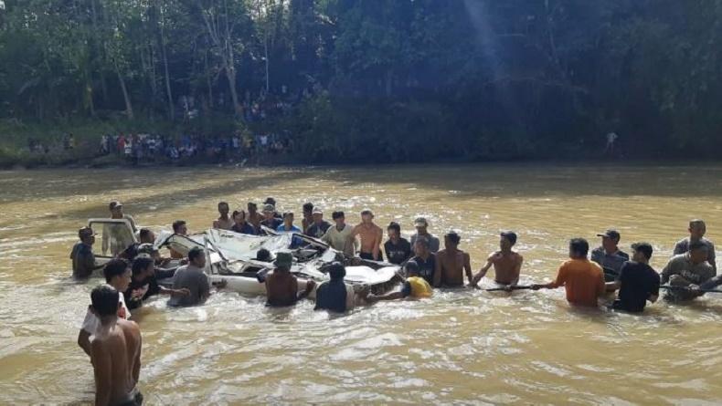 Heboh Mobil Terjun Bebas dari Jembatan Gantung Setinggi 50 Meter di Bone, 2 Tewas