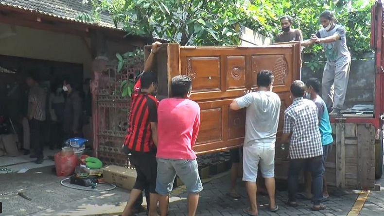 title Gara-Gara Utang, Sekeluarga di Surabaya Diusir dari Rumah Gara-Gara Utang, Sekeluarga di Surabaya Diusir dari Rumah