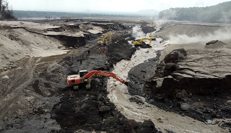 22 Ekskavator Dikerahkan Buat Sodetan Aliran Lahar Dingin Gunung Semeru - Bagian 1