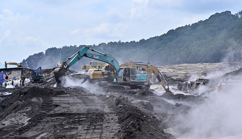 22 Ekskavator Dikerahkan Buat Sodetan Aliran Lahar Dingin Gunung Semeru - Bagian 2