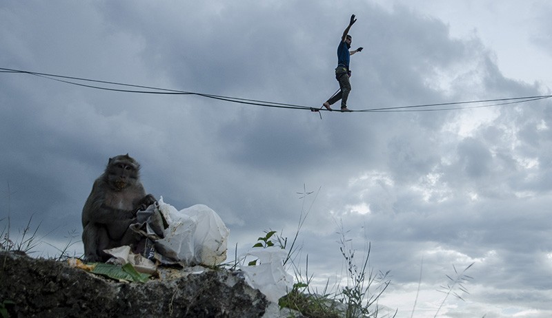 Ekstrem, Pria Ini Berjalan di Atas Tali Menyeberangi Tebing Hawu Bandung - Bagian 2