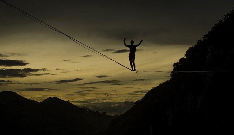 Ekstrem, Pria Ini Berjalan di Atas Tali Menyeberangi Tebing Hawu Bandung - Bagian 1