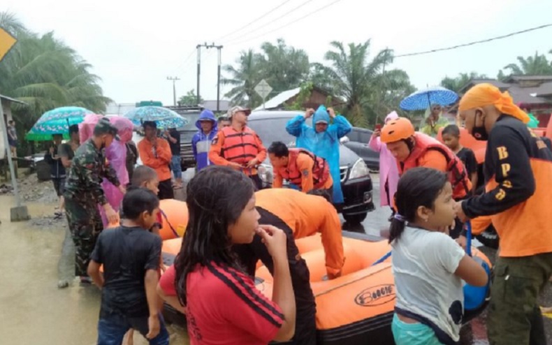 2 Sungai di Pasaman Barat Meluap, 225 Orang Diungsikan akibat Banjir hingga 1 Meter
